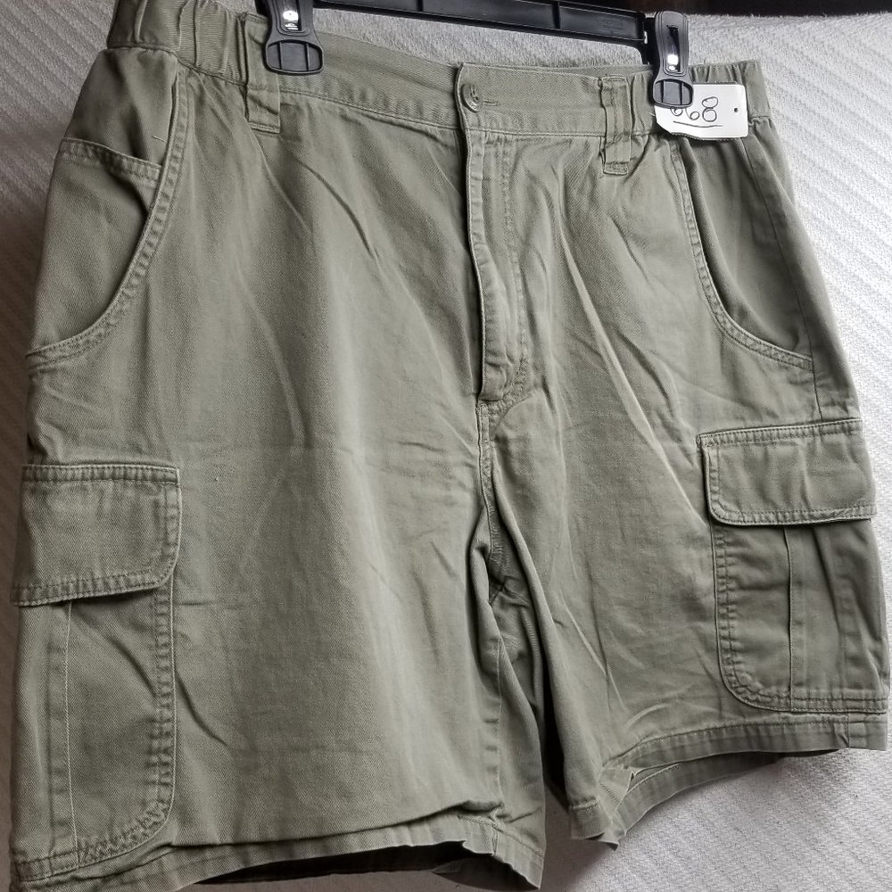 668 - Columbia 36W Cargo Shorts